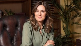 Η Μαρία Ναυπλιώτου φόρεσε το ιδανικό made in Greece πανωφόρι για τις βραδινές εξόδους