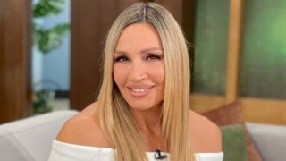 Η Ελένη Πετρουλάκη με μαύρο κιμονό και leopard μπικίνι δίπλα στην πισίνα