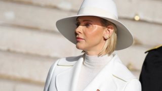 "Πραγματικά απαίσιο φόρεμα": Οι εμφανίσεις της Σαρλίν με τη γοητεία της Γκρέις Κέλι και το look που απογοήτευσε