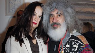 Ξέσπασε η σύζυγός του Γιάννη Γιοκαρίνη στους δημοσιογράφους έξω από την Ευελπίδων: &quot;Δεν έχει γίνει τίποτα&quot;