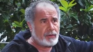 Θοδωρής Κατσαφάδος:&quot;Είπαν στον Νίκο Πολυδερόπουλο ότι δεν θα είναι στην παράσταση, όταν γύρισε από το μνημόσυνο του αδερφού του&quot;