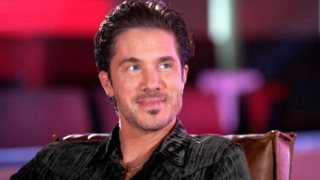 Πέταξαν αναπτήρα στον Νίκο Οικονομόπουλο την ώρα της συναυλίας του - &quot;Όποιος το έκανε...&quot;