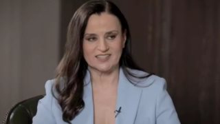 Καρυοφυλλιά Καραμπέτη: &quot;Με τον Μηνά Χατζησάββα ανασαίναμε ο ένας με την ανάσα του άλλου, με συγκλόνισε η απώλειά του&quot;