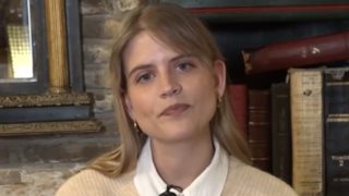 Δανάη Μιχαλάκη: &quot;Στις Άγριες Μέλισσες ακουγα κοιλίτσες να γουργουρίζουν και δεν μπορούσα να κάνω λήψη από τα γέλια&quot;