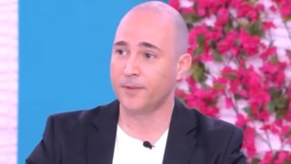 Ο Κωνσταντίνος Μπογδάνος απαντά στον Άγγελο Βουράκη για την απόλυση από τον ΣΚΑΪ: &quot;Υπερασπίζεται τον στάβλο του&quot;