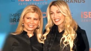 Η on camera αγκαλιά της Ζήνας Κουτσελίνη με την Κωνσταντίνα Σπυροπούλου μετά το τέλος της κόντρας τους