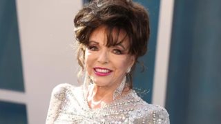 Όσκαρ 2024 | Η 90χρονη Joan Collins με σμαραγδί &quot;Old Hollywood&quot; φόρεμα με παγιέτες