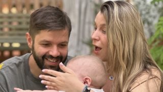 Τα νέα τρυφερά στιγμιότυπα της Κατρίνας Τσάνταλη με τον Ανδρέα Βούλγαρη αγκαλιά με τον 6,5 μηνών γιο τους