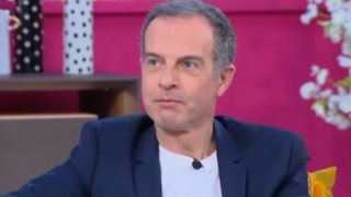 Ενοχλημένος ο Άρης Καβατζίκης με την ερώτηση στην Αθηνά Οικονομάκου: &quot;Ρωτιέται αυτό το πράγμα;&quot;