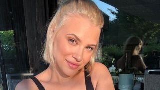 Η φωτογραφία της Λάουρα Νάργες με τον γιο της έξω από το πατρικό της σπίτι στη Γερμανία