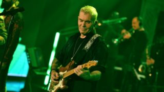 Σπίτι με το MEGA: Δείτε τον Στέλιο Ρόκκο να ερμηνεύει το "Σμαράγδια και Ρουμπίνια" στη σκηνή του Δημοτικού Θεάτρου Πειραιά