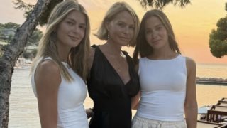 Η Τζένη Μπαλατσινού με τις κόρες της και τον μέλλοντα γαμπρό της στο Παρίσι