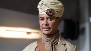 Το επίμαχο βίντεο που τρεις καλόγεροι ρωτούν τον Λάκη Γαβαλά "είστε άνδρας ή γυναίκα;" &amp; η αντίδρασή του