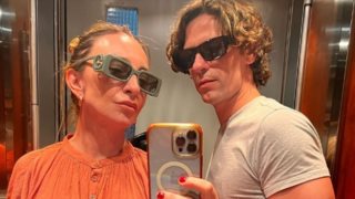 Η Ρούλα Ρέβη δείχνει για πρώτη φορά το τατουάζ που έχει κάνει ο Αποστόλης Τότσικας για εκείνη