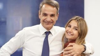 Ο Κυριάκος Μητσοτάκης κάνει ποδήλατο με την κόρη του, Δάφνη και εύχεται "Καλή Σαρακοστή"