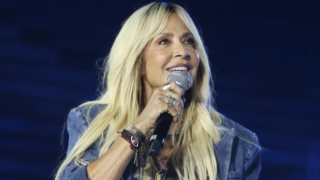 Η Αννα Βίσση τραγουδά μαζί με τους Παραολυμπιονίκες στην εκδήλωση της ΕΟΕ στο Παναθηναϊκό Στάδιο - Δείτε το βίντεο