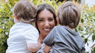 H Αθηνά Οικονομάκου μαζί με τα παιδιά της στην παιδική χαρά