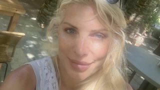 Η Ελένη Μενεγάκη σε νέα #nomakeup selfie στον παράδεισό της