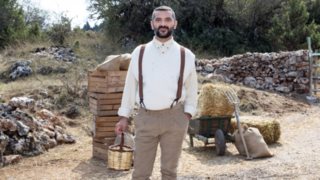 Η τρυφερή φωτογραφία του Λεωνίδα Κουτσόπουλου με τον 13 μηνών γιο του στα γυρίσματα της "Φάρμας"