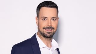 Σπάνια βραδινή έξοδος για τον Πέτρο Κουσουλό με την κούκλα σύζυγό του