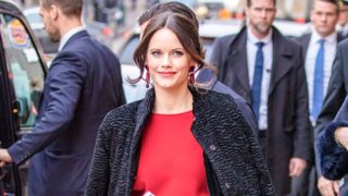 Κούκλα σε προχωρημένη εγκυμοσύνη η πριγκίπισσα Σοφία: Το royal blue μάξι φόρεμα και η πολυτελής τιάρα