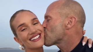 Οι τρυφερές φωτογραφίες του Τζέισον Στέιθαμ &amp; της Ρόζι Χάντινγκτον Γουάιτλι από τις διακοπές τους στην Αντίπαρο