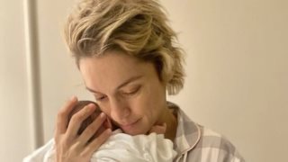 Η Γιούλικα Σκαφιδά ποζάρει μαζί με τον γιο της μπροστά στο χριστουγεννιάτικο δέντρο του σπιτιού της