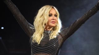 Με μαύρο μπικίνι η Άννα Βίσση στην πισίνα του σπιτιού της | Οι ιδιωτικές βουτιές της