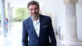 Αγνώριστος ο Γιάννης Στάνκογλου στα γυρίσματα της νέας σειράς που θα πρωταγωνιστήσει