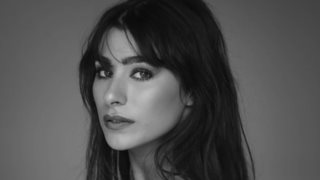 Η Χρύσα Μιχαλοπούλου με το ημιδιαφανές παντελόνι με παγιέτες που είναι τέλειο για τις γιορτές