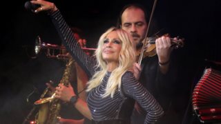 Η Άννα Βίσση τραγούδησε στη Ματούλα Ζαμάνη και της είπε ότι θα βγάλει τη μπλούζα της - Βίντεο