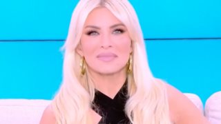 Η Κατερίνα Καινούργιου επέστρεψε στο πλατό μετά τη ξαφνική αποχώρηση