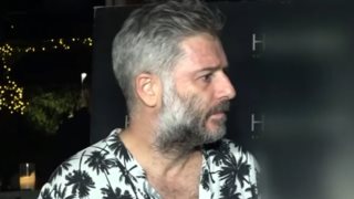 Σοκαρισμένος ο Αλέξανδρος Μπουρδούμης - Έμαθε on camera για το θάνατο του Ντίνου Καρύδη