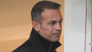 Ο Ντέμης Νικολαΐδης σε αγώνα της ΑΕΚ με τη σύντροφό του, Αλεξάνδρα Νικολαΐδου