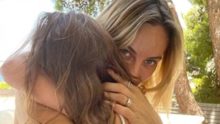 Windsurfer η Αλεξάνδρα Μαροσούλη! Η κόρη της Ελεονώρας Μελέτη κάνει σερφ με ροζ μαγιό, καπέλο και μπρατσάκια