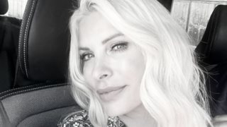 Η Ελένη Μενεγάκη πιο όμορφή από ποτέ μέσα στο αμάξι της