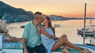 Η φωτογραφία της Εριέττας Κούρκουλου με φουσκωμένη κοιλίτσα στο ηλιοβασίλεμα