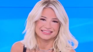 Φαίη Σκορδά: &quot;Σκέφτομαι τον Πάνο Μουζουράκη και τον τρόπο που συνεχίζει να υπερασπίζεται τον πατέρα Αντώνιο&quot;