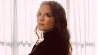 Η Εριέττα Κούρκουλου Λάτση σε επίσημο γκαλά με βελούδινη εφαρμοστή τουαλέτα