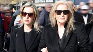 Το τελευταίο αντίο στον Μίμη Δομάζο | Συντρετριμμένες η Ηώ Θεοδώρου με την Πόπη Δομάζου