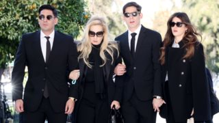 Το τελευταίο αντίο στον Αντώνη Λυμπέρη | Υποβασταζόμενη η σύζυγός του, Έλενα Μακρή