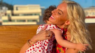 Η ενός έτους κόρη της Ιωάννας Μαλέσκου ξεκίνησε να περπατάει