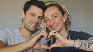 Η Ρούλα Ρέβη ποζάρει αγκαλιά με τον Αποστόλη Τότσικα στην Αφρική