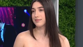 Κατερίνα Κακοσαίου: "Ο πατέρας μου δεν ήξερε αγγλικά, η μητέρα μου τού εξηγούσε τι λένε οι στίχοι"