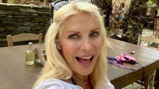 Η Ελένη Μενεγάκη απολαμβάνει τις διακοπές της πιο χαμογελαστή από ποτέ