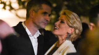 Κώστας Μπακογιάννης &amp; Σία Κοσιώνη φωτογραφίζουν τα παιδιά μπροστά στο δέντρο!