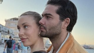 Η Γαρυφαλλιά Καληφώνη ποζάρει στην αγκαλιά του Χρήστου Μάστορα στις διακοπές τους