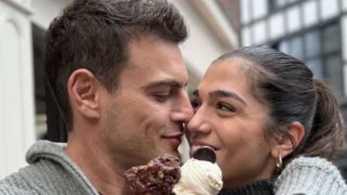 Ο Δημήτρης Φιντιρίκος φωτογραφίζει τη Μελίνα Νικολαΐδη στον εντυπωσιακό κήπο του σπιτιού του στη Βούλα