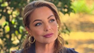 Γύρισε τον χρόνο πίσω η Άντζελα Γκερέκου: Η εμφάνιση με το απόλυτο παλτό σε στιλ '70s που εκπέμπει πολυτέλεια και κομψότητα