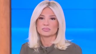 Φαίη Σκορδά: "Είναι κάτι προσωπικό που θέλω να πω, γι’ αυτό με βλέπετε να διστάζω"